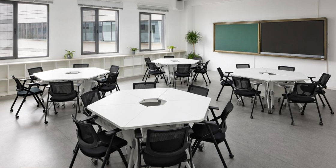 圣奧辦公家具為學校教室設(shè)計的校園家具場景圖